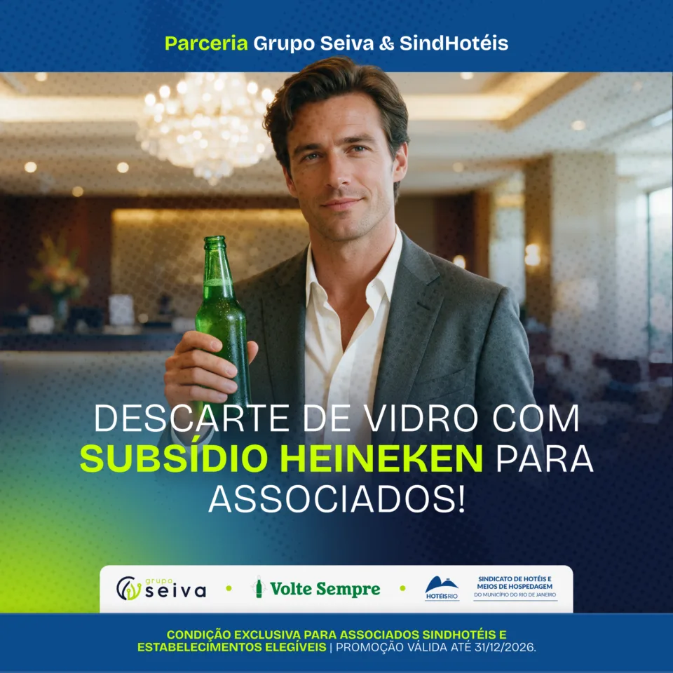 Executivo segurando garrafa de vidro em lobby de hotel, em arte da parceria entre Grupo Seiva e SindHotéis para descarte de vidro com Subsídio Heineken