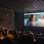 Sala de cinema com poltronas vazias durante a Semana do Cinema, com ingressos promocionais no Rio de Janeiro