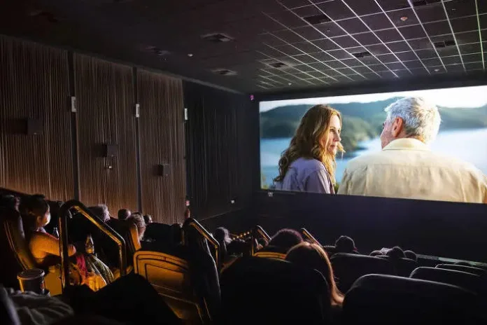 Sala de cinema com poltronas vazias durante a Semana do Cinema, com ingressos promocionais no Rio de Janeiro