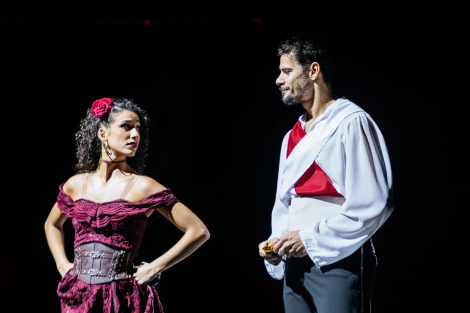 Cena do espetáculo Carmem, da Cia. de Dança Thiago Soares, em cartaz no Rio de Janeiro