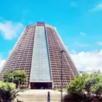 Catedral Metropolitana de São Sebastião, no Centro do Rio de Janeiro, novo ponto de embarque das vans oficiais para o Cristo Redentor