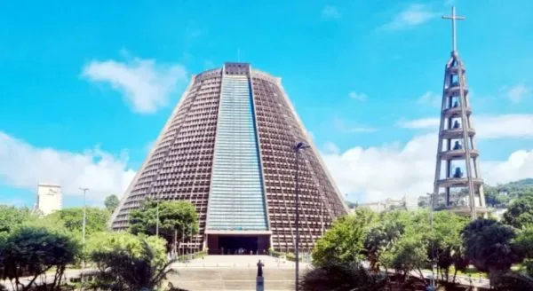 Catedral Metropolitana de São Sebastião, no Centro do Rio de Janeiro, novo ponto de embarque das vans oficiais para o Cristo Redentor