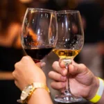 Taças de vinho em brinde durante evento de vinhos portugueses no Rio de Janeiro