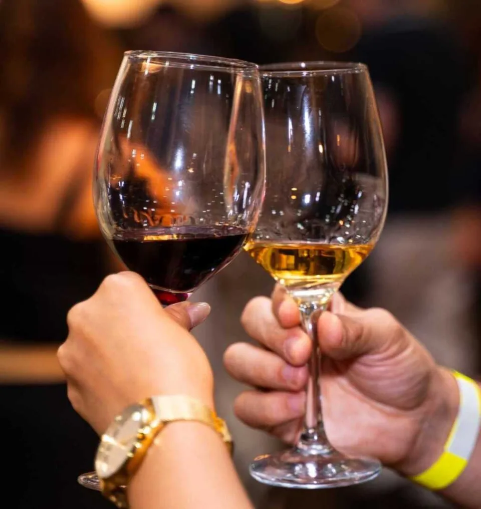 Taças de vinho em brinde durante evento de vinhos portugueses no Rio de Janeiro