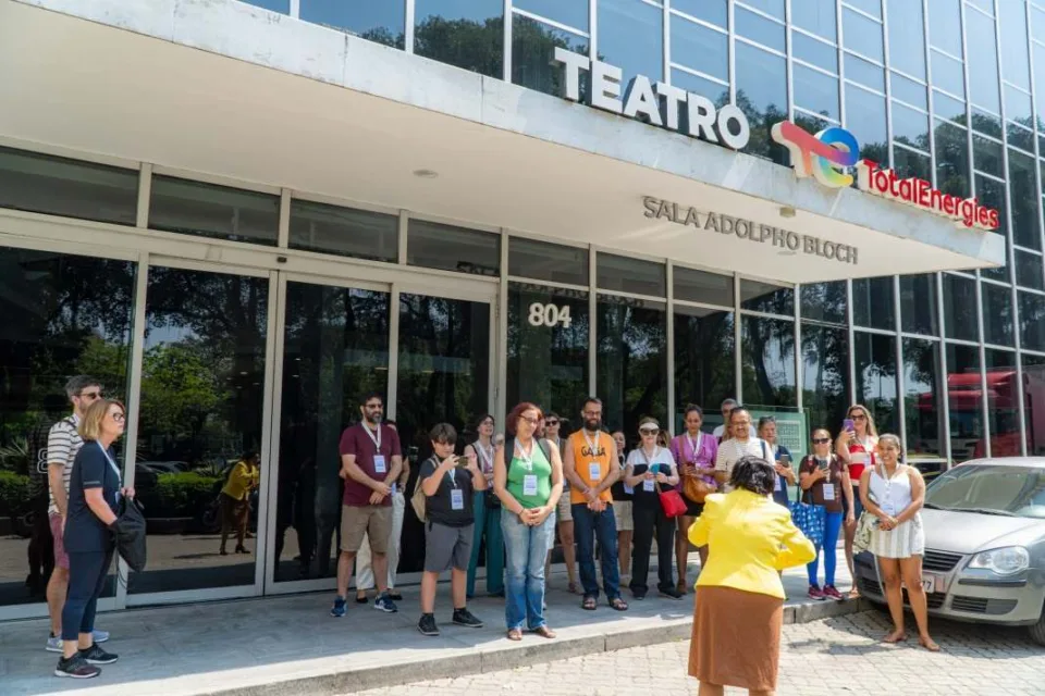 Interior do Teatro TotalEnergies – Sala Adolpho Bloch, projetado por Oscar Niemeyer no bairro da Glória, no Rio de Janeiro
