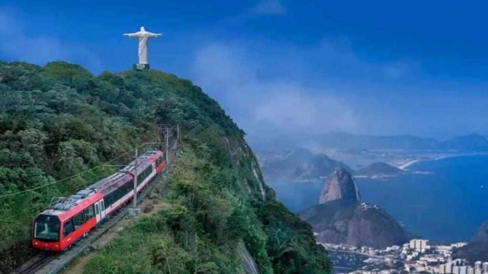 Composição do Trem do Corcovado subindo a serra em meio à mata, no Rio de Janeiro