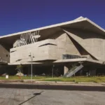 Fachada e jardins da Cidade das Artes na Barra da Tijuca