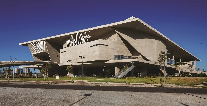 Fachada e jardins da Cidade das Artes na Barra da Tijuca