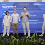 Pedro Guimarães, diretor-presidente da Apresenta, ao microfone durante o 37º Encontro da Rede Apresenta
