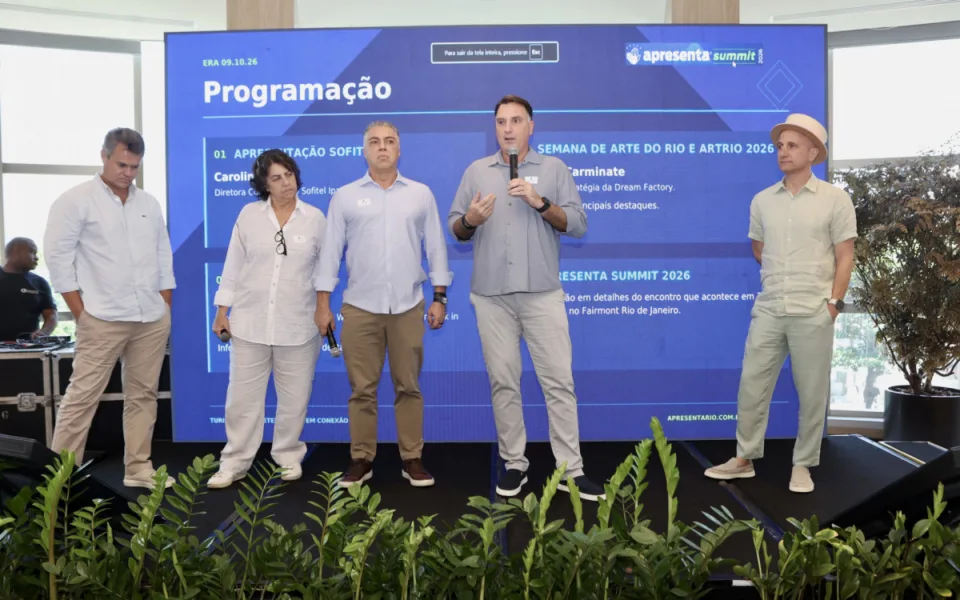 Pedro Guimarães, diretor-presidente da Apresenta, ao microfone durante o 37º Encontro da Rede Apresenta