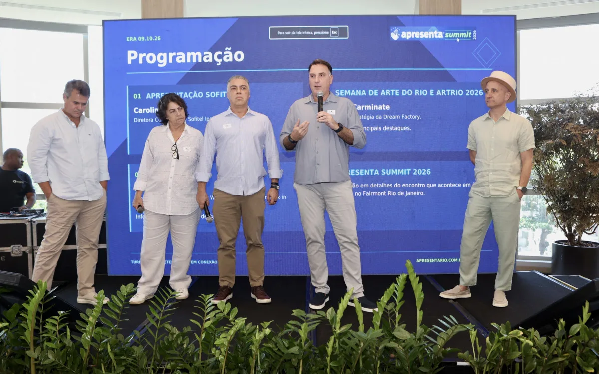 Pedro Guimarães, diretor-presidente da Apresenta, ao microfone durante o 37º Encontro da Rede Apresenta