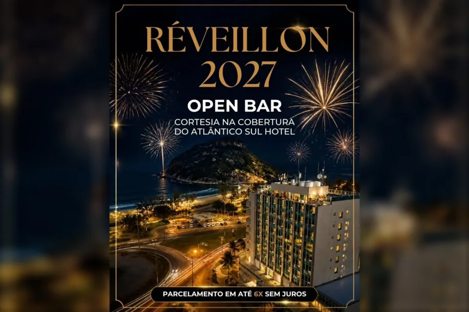 Fachada do Atlântico Sul Hotel à noite com fogos, na arte do Réveillon 2027