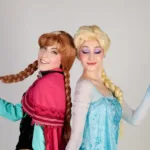 Atrizes caracterizadas como Anna e Elsa no musical Aventura Congelante – O Legado