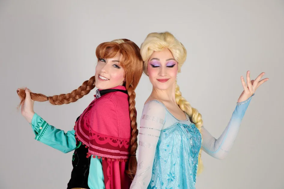 Atrizes caracterizadas como Anna e Elsa no musical Aventura Congelante – O Legado
