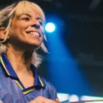 Cantora Marimelo no palco do Baile MariRoots