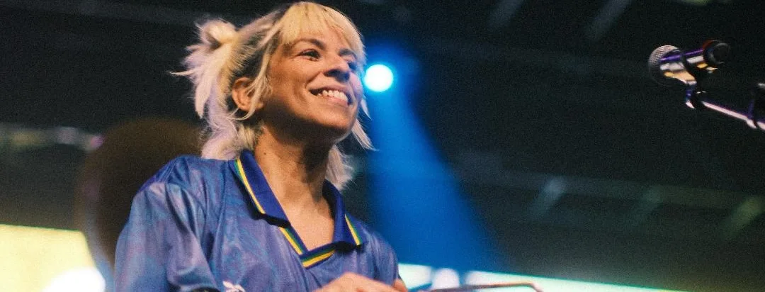 Cantora Marimelo no palco do Baile MariRoots