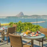 Mesa de café da manhã com vista no Prodigy Santos Dumont durante o Breakfast Weekend