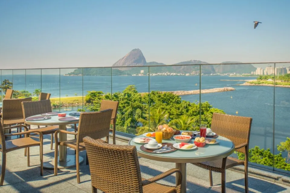 Mesa de café da manhã com vista no Prodigy Santos Dumont durante o Breakfast Weekend