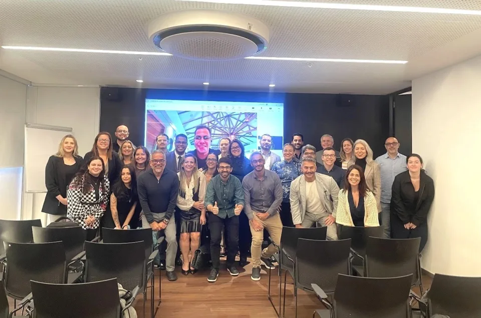 Participantes do Fórum de Comunicação e Marketing do HotéisRIO reunidos em foto oficial no Arena Ipanema Hotel