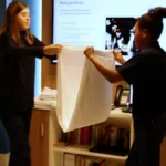 Alunos em aula prática de curso de capacitação em hotelaria do Senac RJ, em Copacabana, Rio de Janeiro