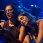 Deborah Marins e Carol Botelho em cena no musical Um Rio Dentro de Mim