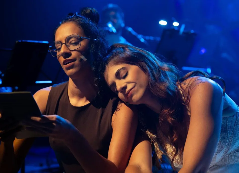 Deborah Marins e Carol Botelho em cena no musical Um Rio Dentro de Mim