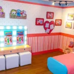 Quarto cenográfico da exposição Casa da Mônica, com cama em formato do coelho Sansão e quadros da Turma da Mônica