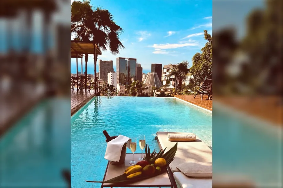 Piscina com vista para a cidade na Casa Geranio, em Santa Teresa