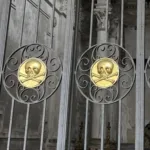 Portão da Capela da Ressurreição com caveiras e ampulhetas nas catacumbas da Ordem Terceira da Penitência