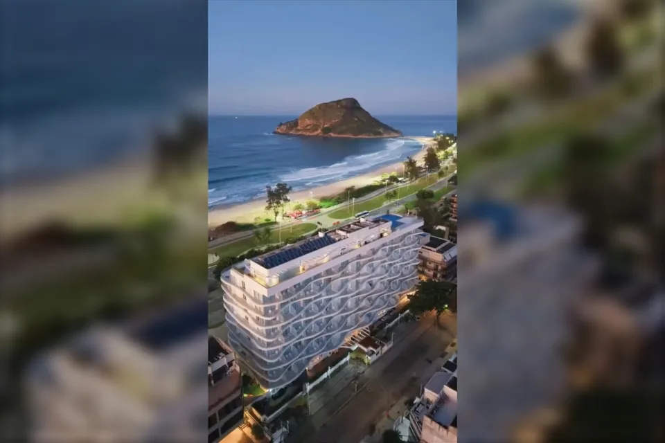 Vista aérea do CDesign Hotel à beira-mar no Recreio dos Bandeirantes, no Rio de Janeiro