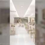 Salão do CDesign Hotel, no Recreio dos Bandeirantes, preparado para a Ceia de Natal