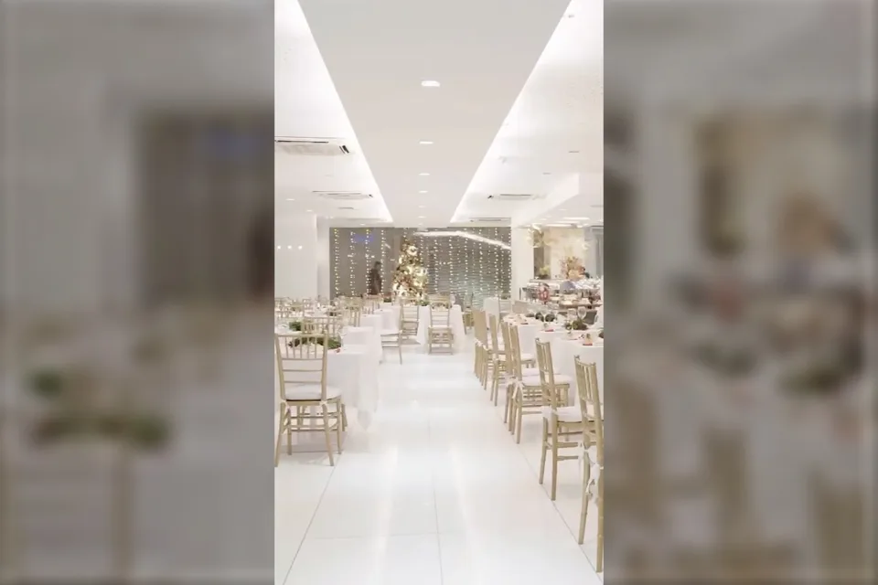 Salão do CDesign Hotel, no Recreio dos Bandeirantes, preparado para a Ceia de Natal