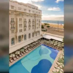 Piscina icônica do Copacabana Palace, inaugurada em 1934, reaberta com tons inspirados no mar de Copacabana