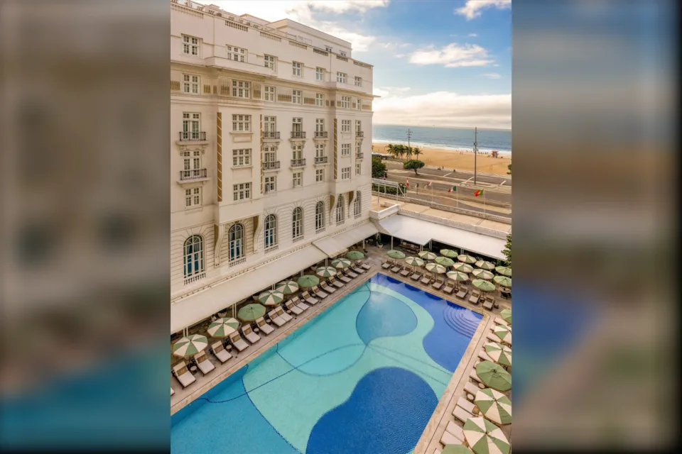 Piscina icônica do Copacabana Palace, inaugurada em 1934, reaberta com tons inspirados no mar de Copacabana