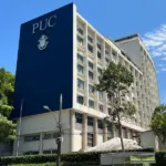 Fachada do campus da PUC-Rio, na Gávea