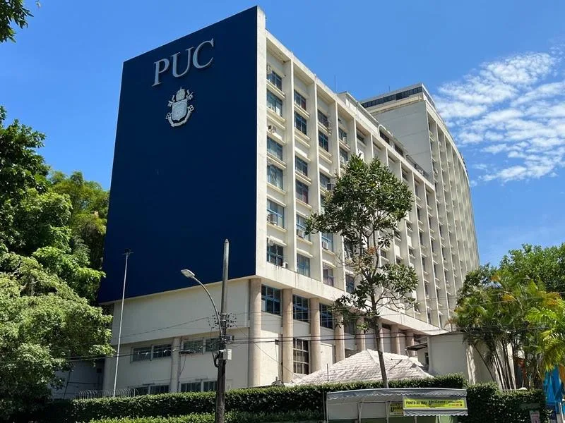 Fachada do campus da PUC-Rio, na Gávea