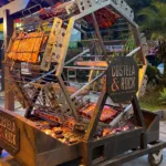 Público no festival Costela & Rock com costela assada na brasa na Praça do Lido, em Copacabana
