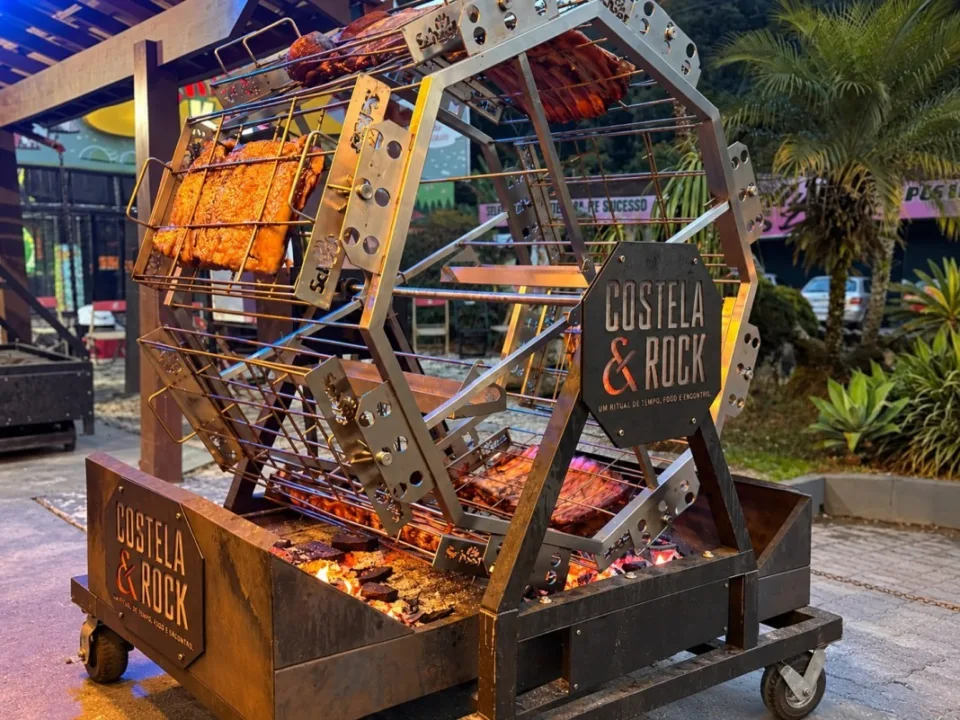 Público no festival Costela & Rock com costela assada na brasa na Praça do Lido, em Copacabana