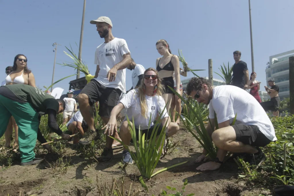 Ação de plantio e recuperação da restinga na orla da Barra da Tijuca