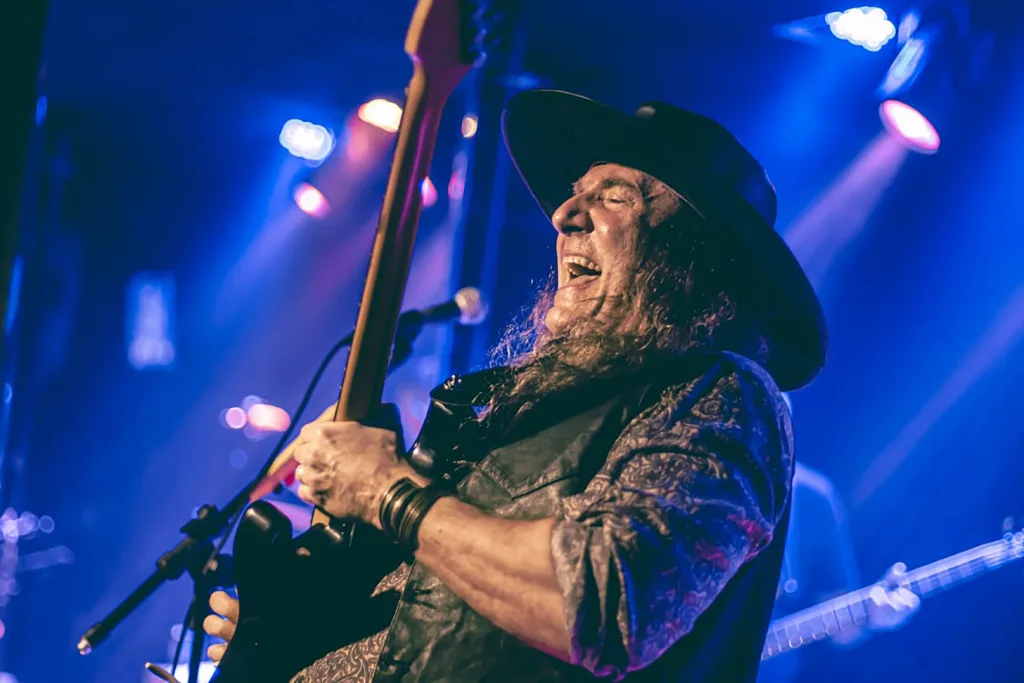 Guitarrista e compositor Fábio Rizental em apresentação de divulgação do show Três Rosas Negras