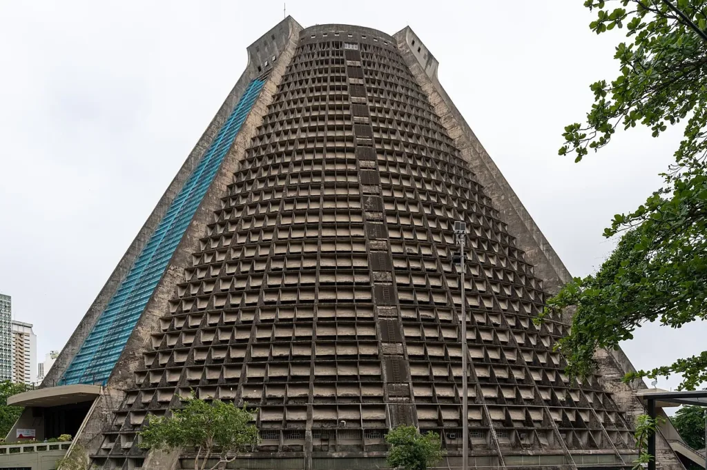 Fachada cônica de concreto da Catedral Metropolitana de São Sebastião, no Centro do Rio de Janeiro