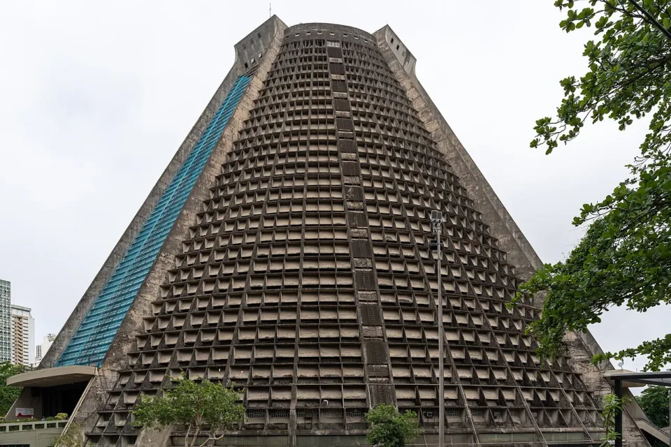 Fachada cônica de concreto da Catedral Metropolitana de São Sebastião, no Centro do Rio de Janeiro
