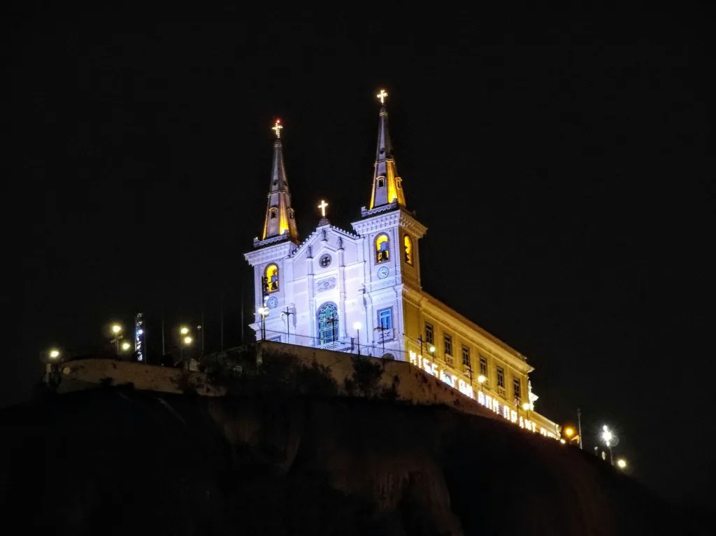 Basílica Santuário de Nossa Senhora da Penha iluminada à noite no alto da pedra, na Zona Norte do Rio de Janeiro
