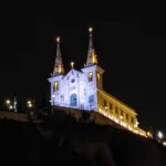 Basílica Santuário de Nossa Senhora da Penha iluminada à noite no alto da pedra, na Zona Norte do Rio de Janeiro