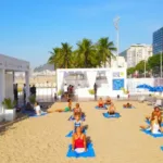 Atividades de bem-estar ao ar livre na Praça do Lido, em Copacabana, Rio de Janeiro