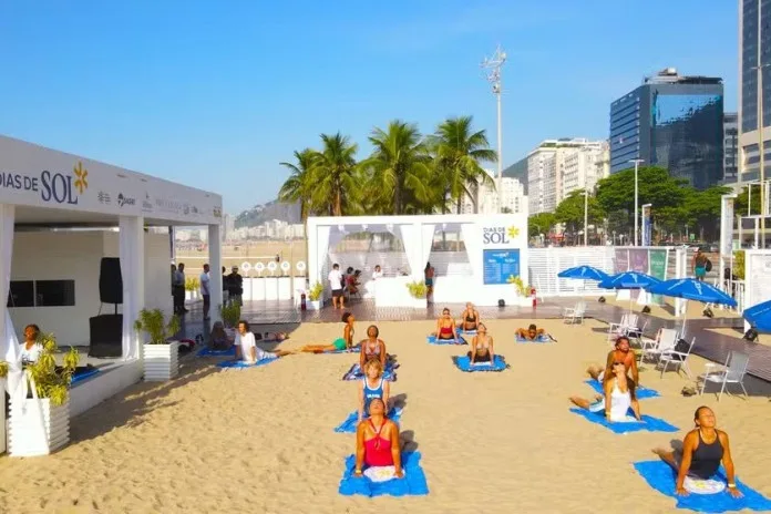 Atividades de bem-estar ao ar livre na Praça do Lido, em Copacabana, Rio de Janeiro
