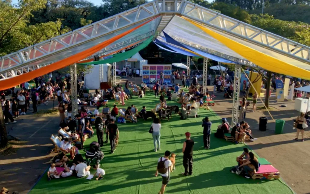 Cão e tutor participam de atividades ao ar livre no Festival Pet no Rio de Janeiro