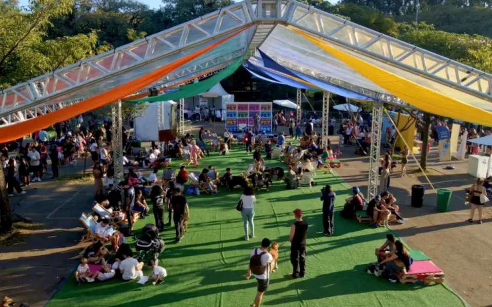 Cão e tutor participam de atividades ao ar livre no Festival Pet no Rio de Janeiro