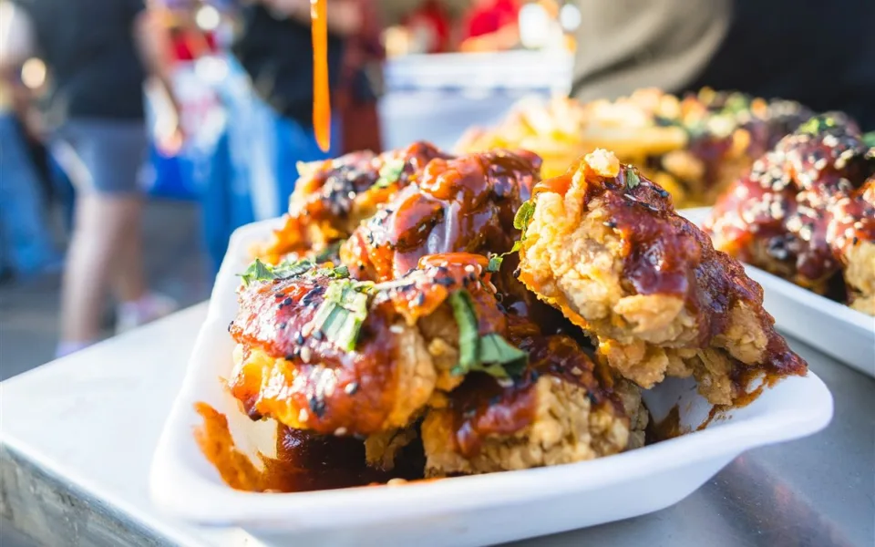 Frango frito coreano servido no Festival Sabores e Luzes da Coreia