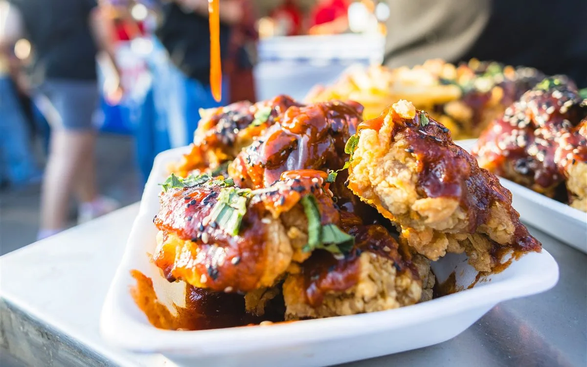 Frango frito coreano servido no Festival Sabores e Luzes da Coreia